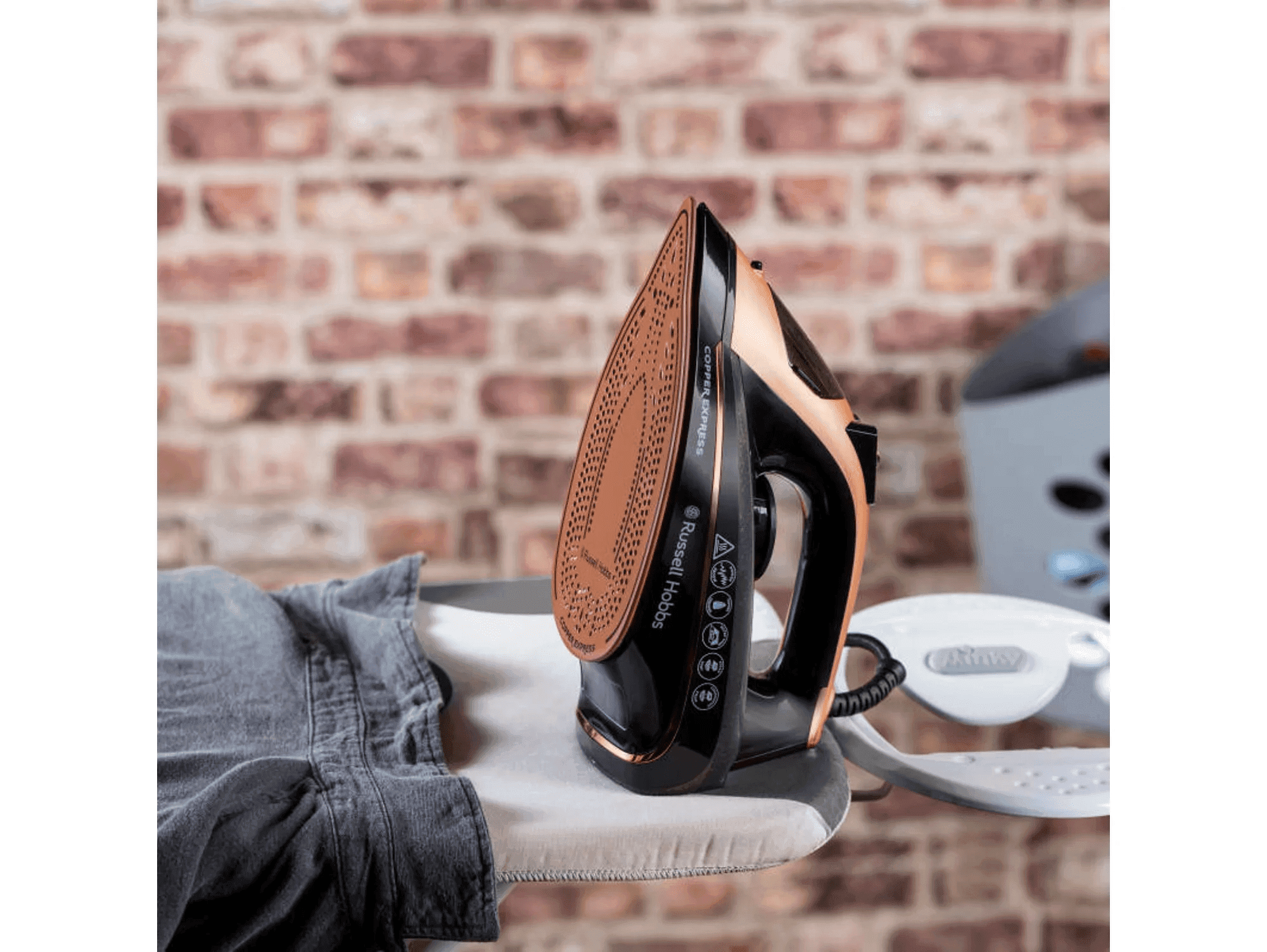 Утюг Russell Hobbs 23975-56 коричневый/черный